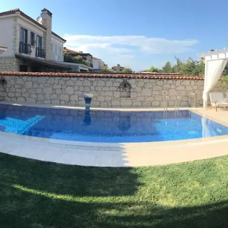 Willa Izmir Alacati'da Ozel Havuzlu Luks Kiralik Çeşme