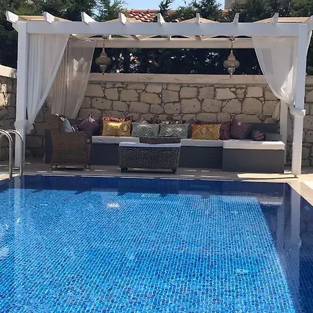 Izmir Alacati'da Ozel Havuzlu Luks Kiralik * Çeşme