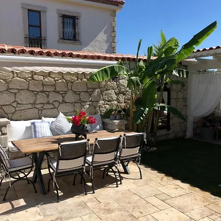 Izmir Alacati'da Ozel Havuzlu Luks Kiralik Willa
